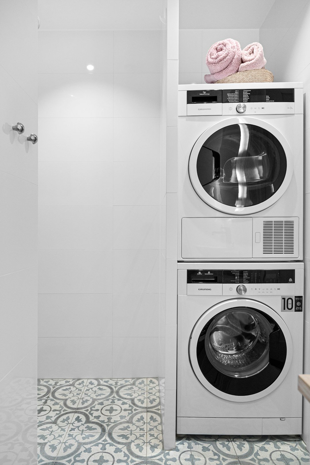a-washer-and-dryer-in-a-small-room-1j2pesgeeog